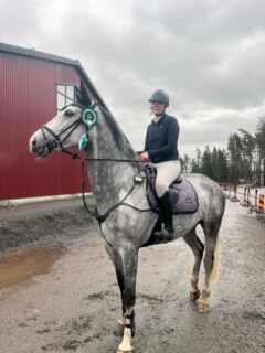 Tävlingshelg igen för flera av våra ryttare!

@nova.carling red hem andraplatsen på Runsten i 1m klassen med sin häst Bird of Pray! 🙌🏼
@nellie.woxberg tog fjärdeplatsen i samma klass med Arwen 💪🏼
Även Catharina Johansson gjorde några starter på Runsten 🌟

@bianca_dahlsten var iväg på pay&jump med Harriet och gjorde en felfri runda 👏🏼

På dressyrsidan hade vi @olivia.magnussoon_ som gjorde tävlingsdebut tillsammans med Amaro 👊🏼

@sofiaandersson93 & Elin Werell startade i MSVB:1 med sina hästar, där Sofia och Antares tog en tredjeplacering 🙌🏼

Bra jobbat, kul att se er ute på tävlingsbanorna 👏🏼🩷

#wenngarnryttarförening